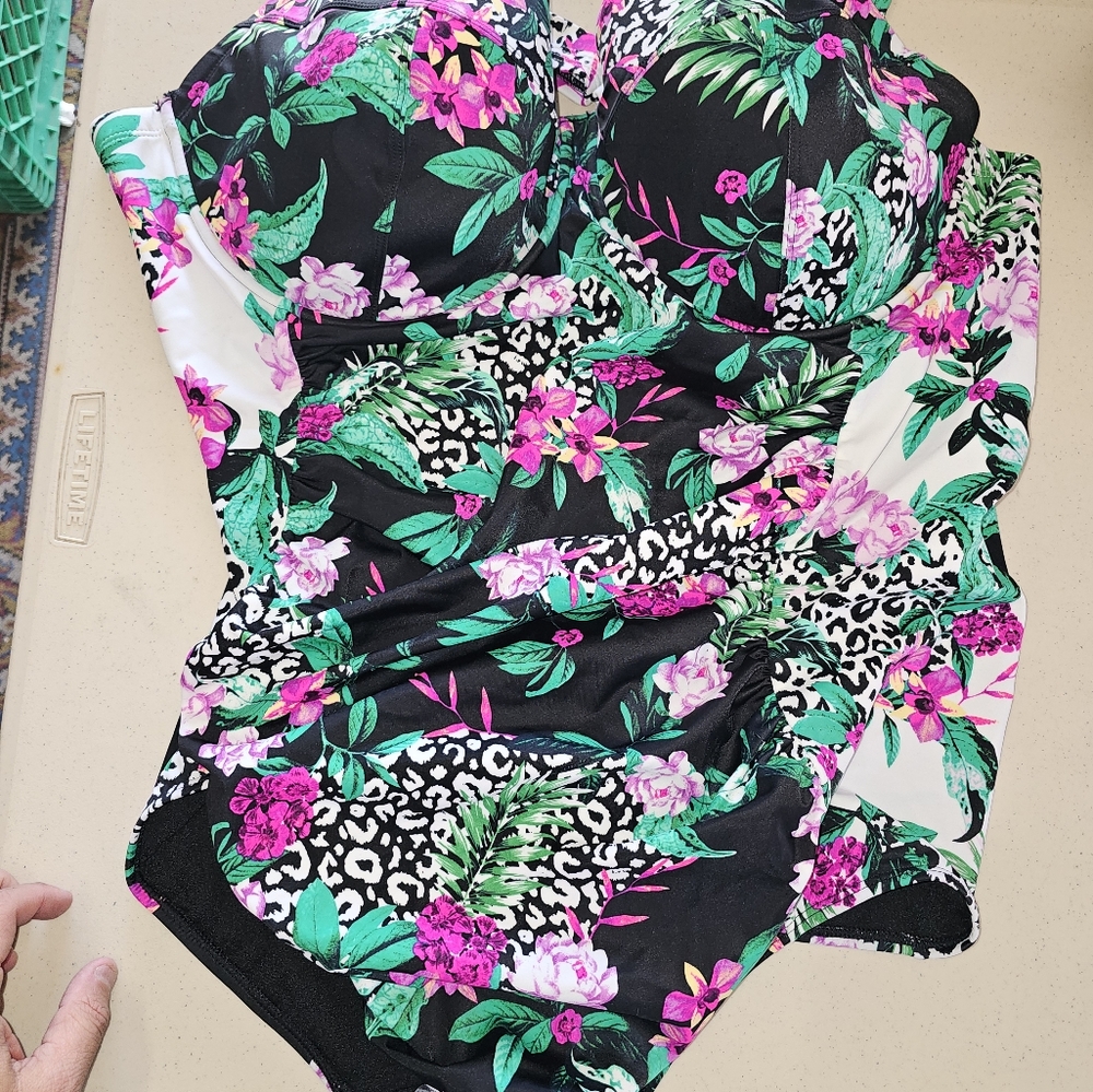 Torrid Singlepiece Swimsuit Black White Tropics 5-DD/F Lightly Line full coverag